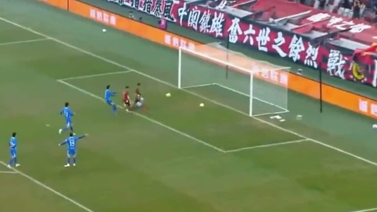 Un'azione mai vista: due gol segnati nello stesso momento nella stessa partita. L'arbitro applica il regolamento