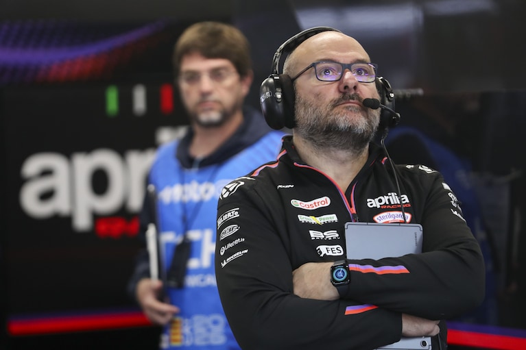 Fabiano Sterlacchini nel box Aprilia Racing durante un weekend di MotoGP