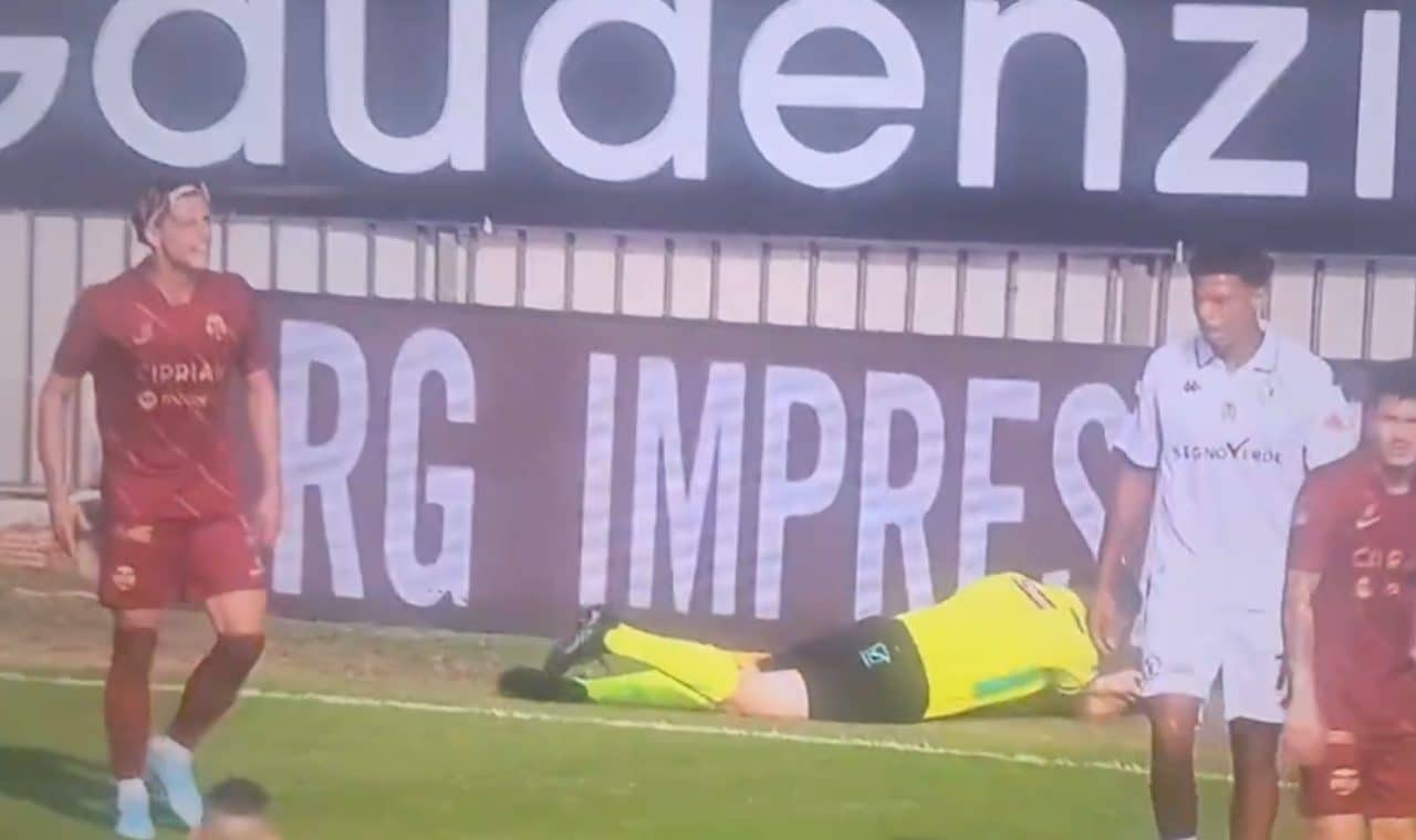 Falbo colpisce il guardalinee col pallone, espulso e poi ammonito dopo FVS: episodio incredibile in Ravenna-Spezia
