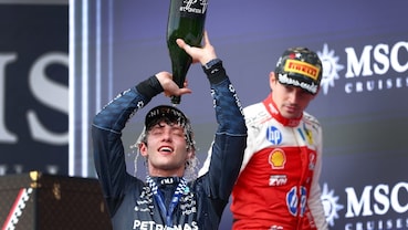 Kimi Antonelli festeggia sul podio del GP degli Stati Uniti 2026, con Charles Leclerc alle sue spalle.
