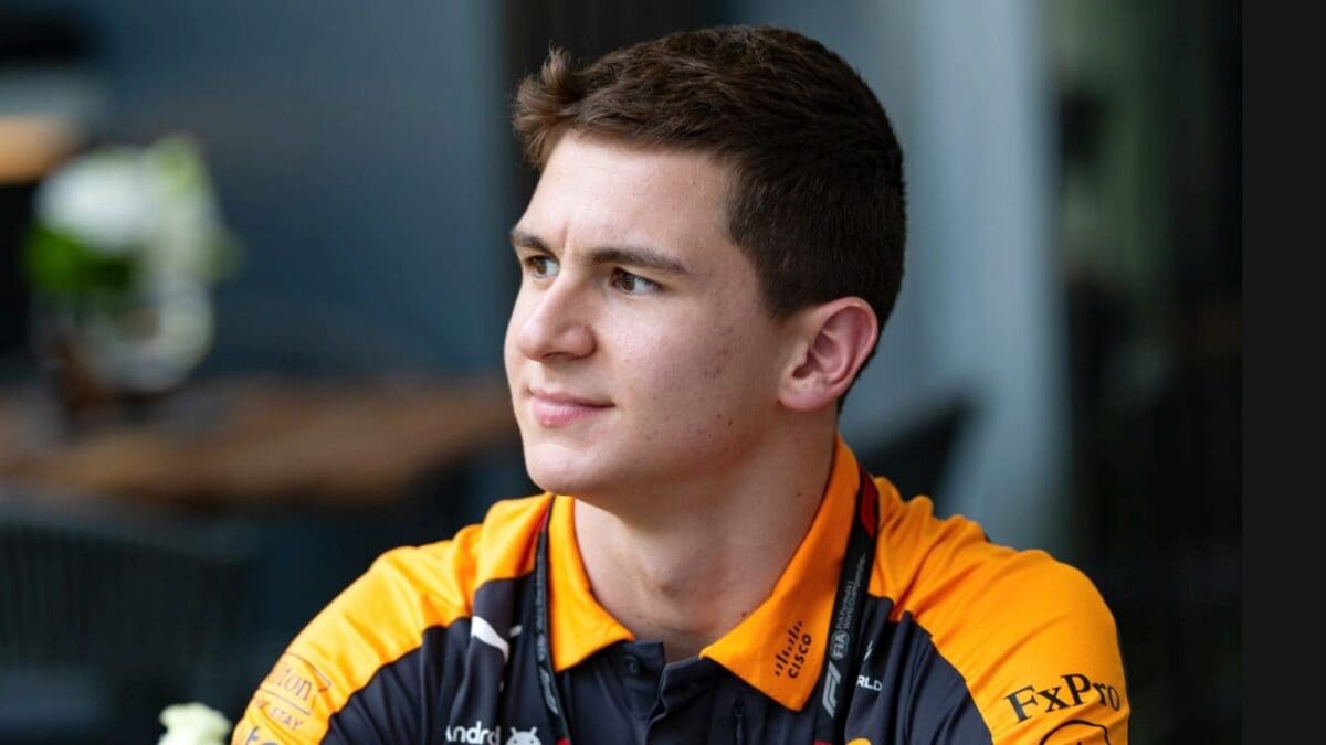 Leonardo Fornaroli con la divisa McLaren durante un appuntamento di Formula 1.
