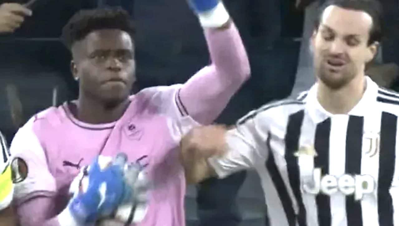 Federico Gatti rischia grosso con una sciocchezza in Juventus-Rennes, i compagni devono allontanarlo
