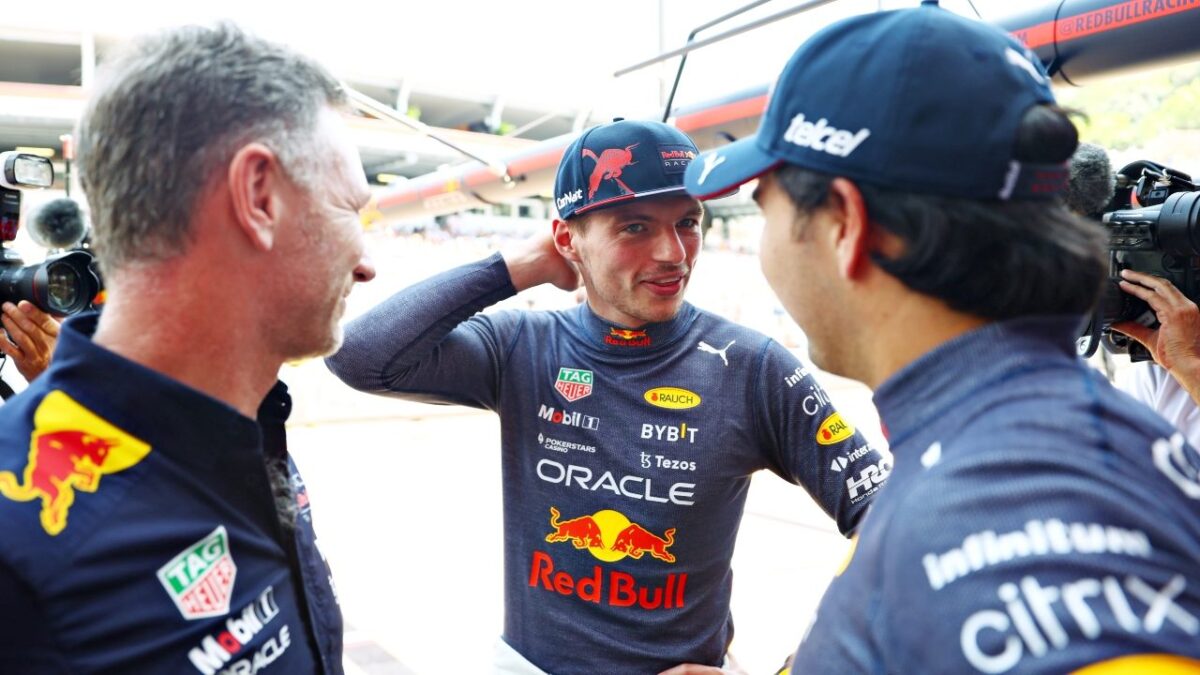 Christian Horner parla con Max Verstappen e Sergio Perez nel paddock Red Bull durante la stagione 2022 di Formula 1.