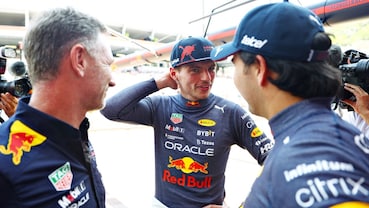 Christian Horner parla con Max Verstappen e Sergio Perez nel paddock Red Bull durante la stagione 2022 di Formula 1.