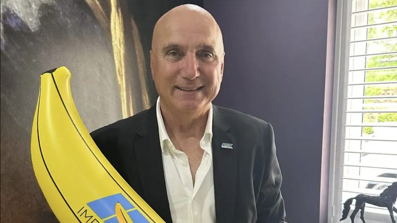 Imre Varadi giocava al City, ora vende banane gonfiabili: "Ricevo migliaia di ordini da tutto il mondo"