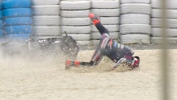 Jorge Martin rotola nella ghiaia dopo la caduta durante la Sprint MotoGP a Phillip Island, nella quale ha riportato la frattura del radio destro.