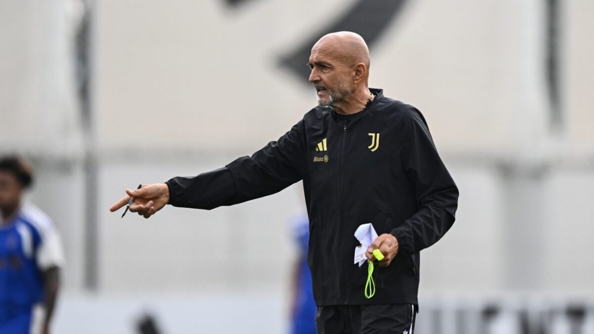 Luciano Spalletti, allenatore della Juventus, durante una seduta di allenamento dei bianconeri.