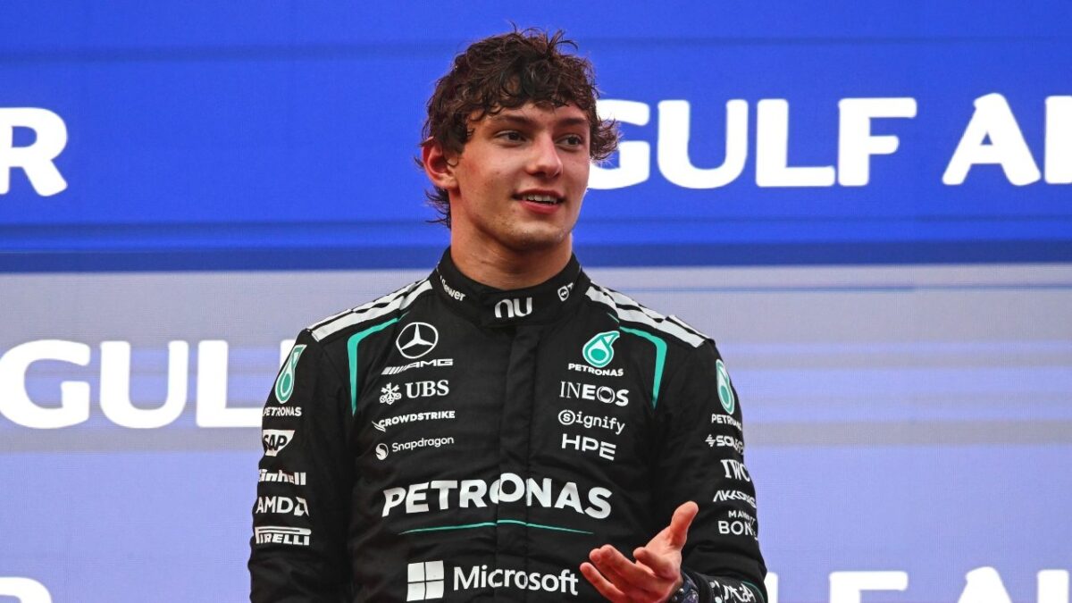 Kimi Antonelli con la tuta Mercedes durante un incontro con la stampa di Formula 1