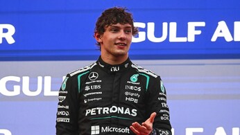Kimi Antonelli con la tuta Mercedes durante un incontro con la stampa di Formula 1