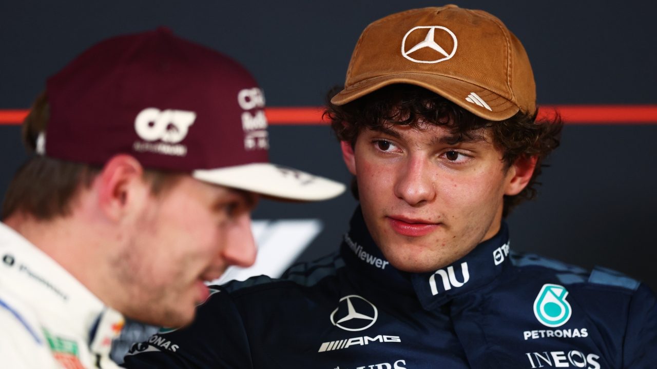Kimi Antonelli apre il PC al ristorante per guardare i video di Verstappen: così ha studiato la partenza di Austin