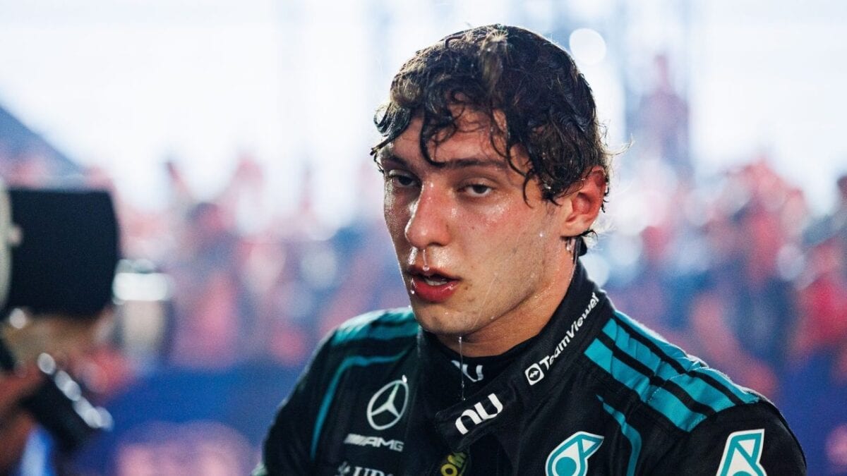 Kimi Antonelli con la tuta Mercedes dopo una sessione di Formula 1. Il pilota è stato esentato dagli impegni stampa in Messico per una malattia virale.