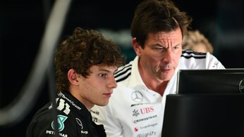 Kimi Antonelli osserva un monitor nel box Mercedes con Toto Wolff alle sue spalle