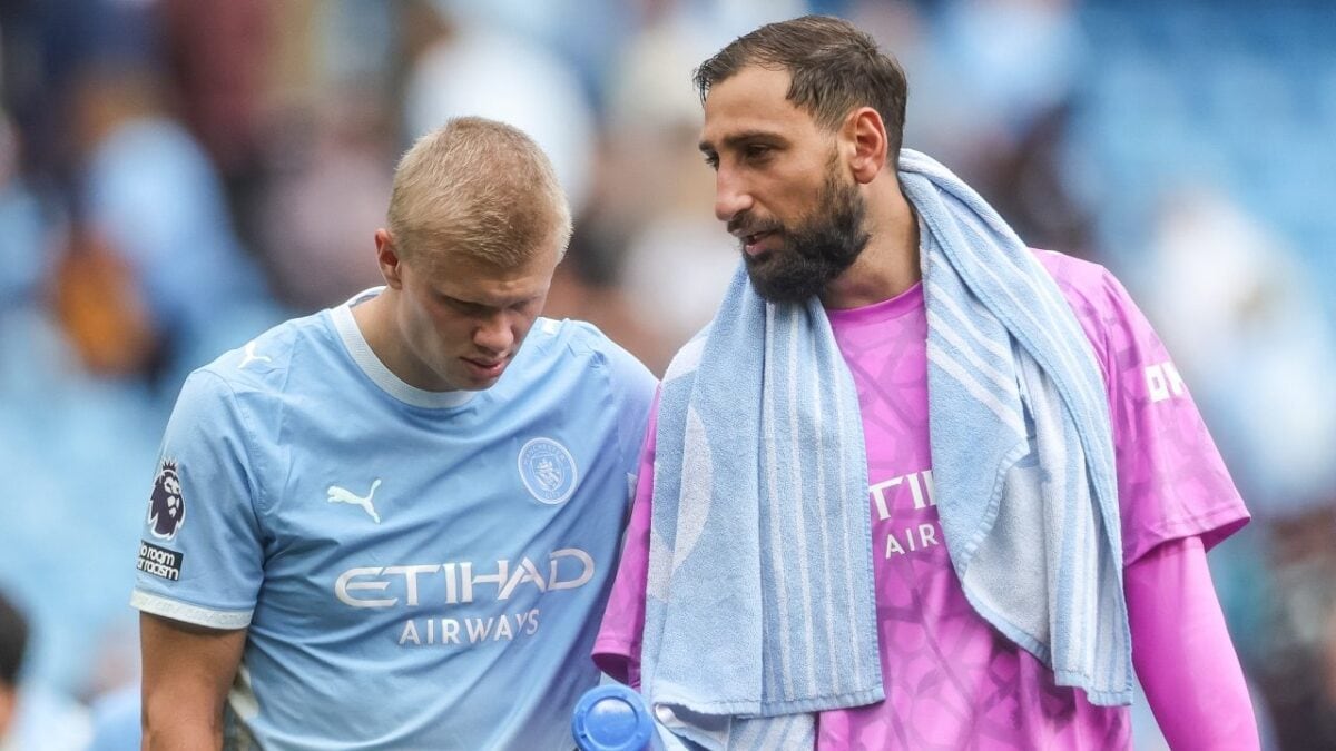 Erling Haaland e Gianluigi Donnarumma insieme sul campo con le divise del Manchester City.