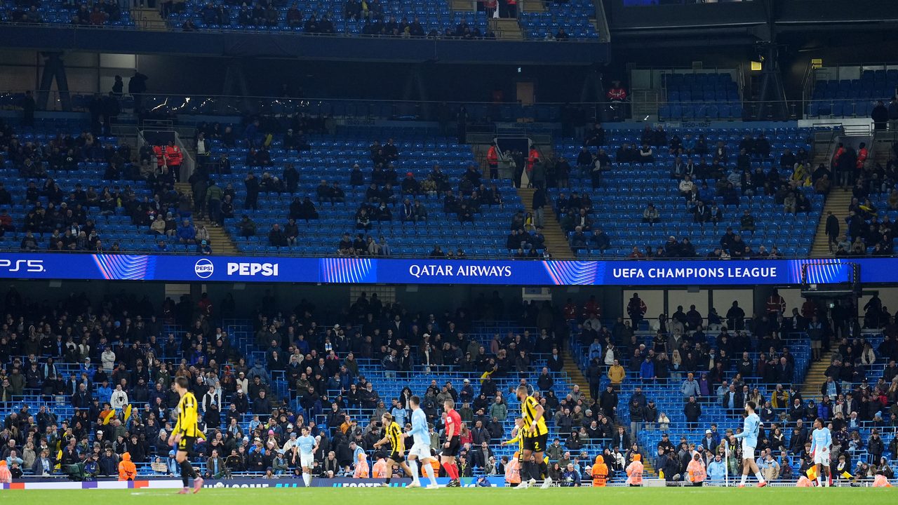Il Manchester City gioca la Champions in uno stadio semivuoto: interi settori sono deserti