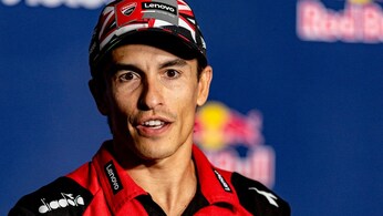 Primo piano di Marc Marquez con il cappellino e la polo Ducati durante un incontro con la stampa.