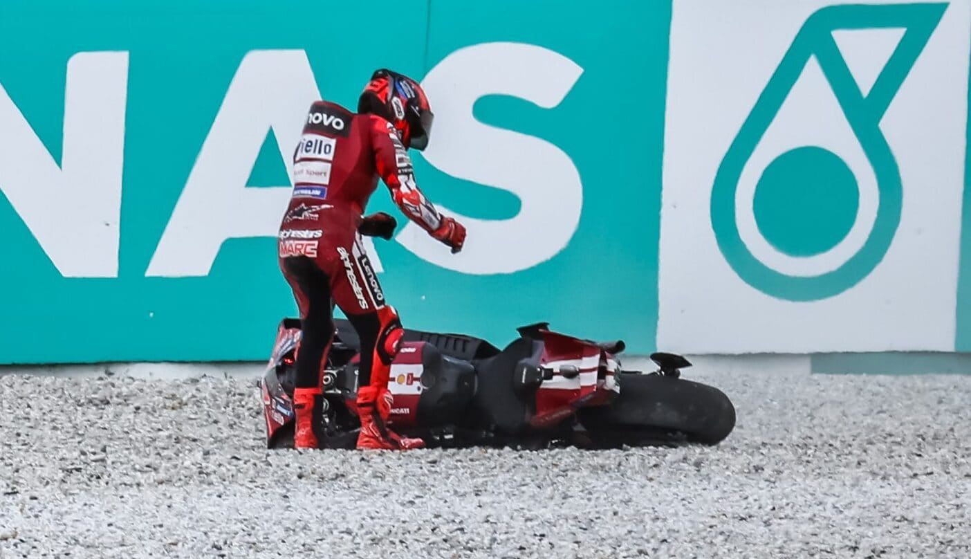 A Sepang l'asfalto si sbriciola, sassi a 300 all'ora in MotoGP: "Ci vorrebbe un parasassi sul petto"