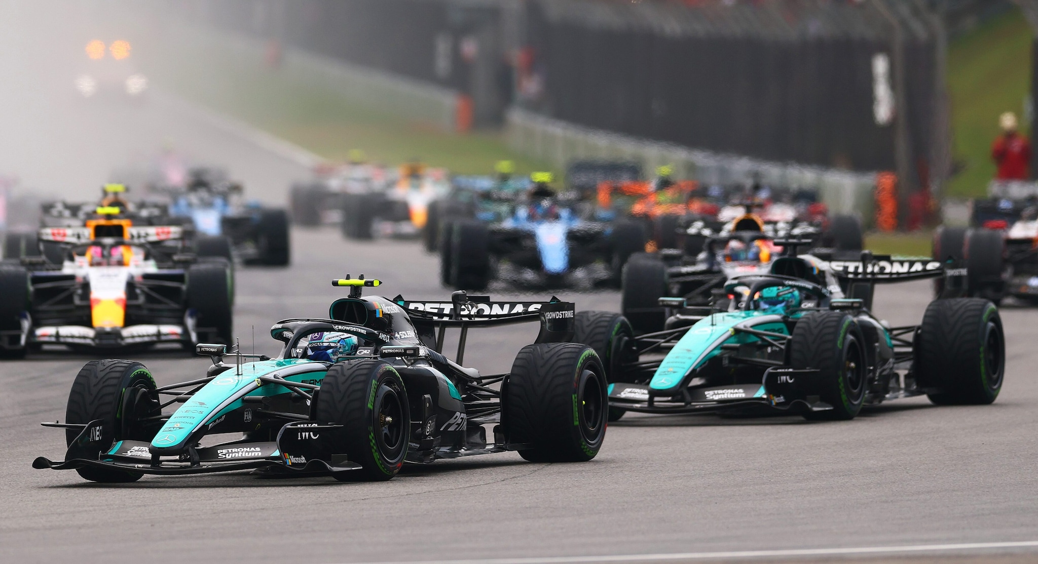 Mercedes non capisce perché va più piano: Russell "cavia" a Singapore con due W17 diverse