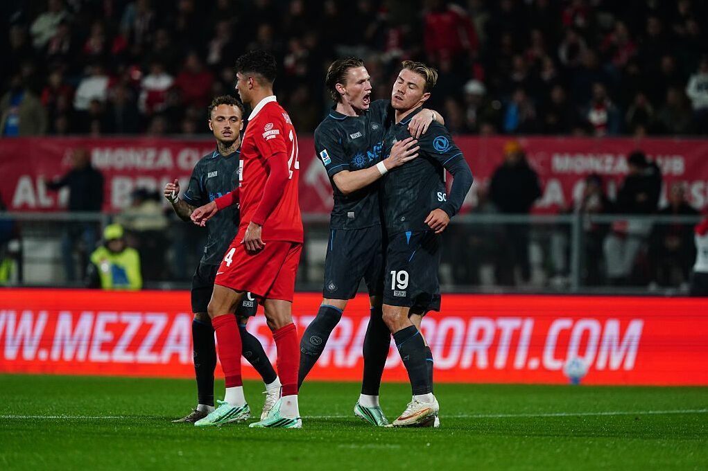 Monza-Napoli 1-4, risultato finale della partita di Serie A: azzurri a -6 dal 4° posto, gol di Hojlund, Politano, Rafa Marin, De Bruyne