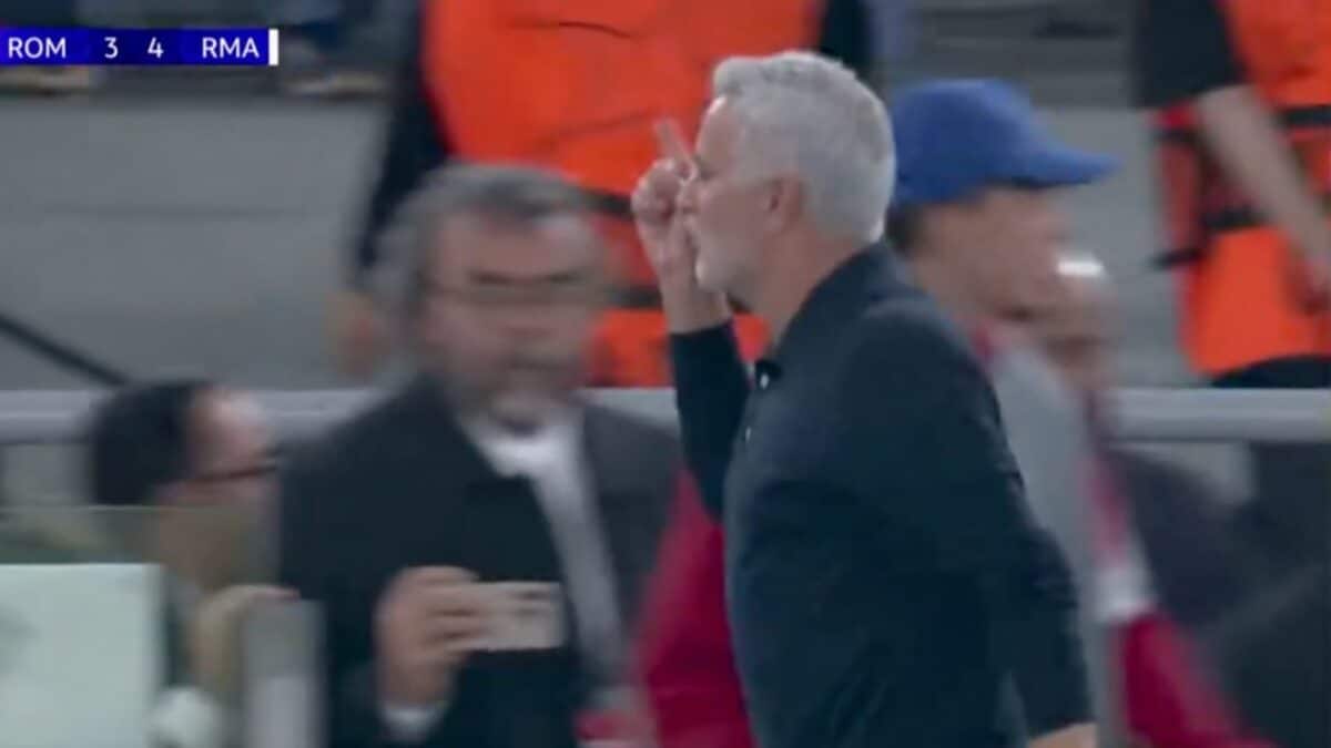 José Mourinho alza e agita l'indice destro davanti alla panchina del Real Madrid dopo la vittoria contro la Roma all'Olimpico.