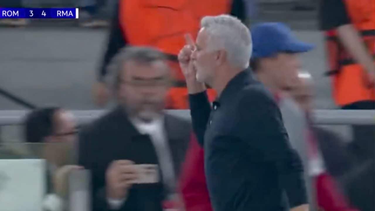 Mourinho esulta col dito alzato dopo aver battuto la Roma, poi spiega perché ha evitato la Curva Sud
