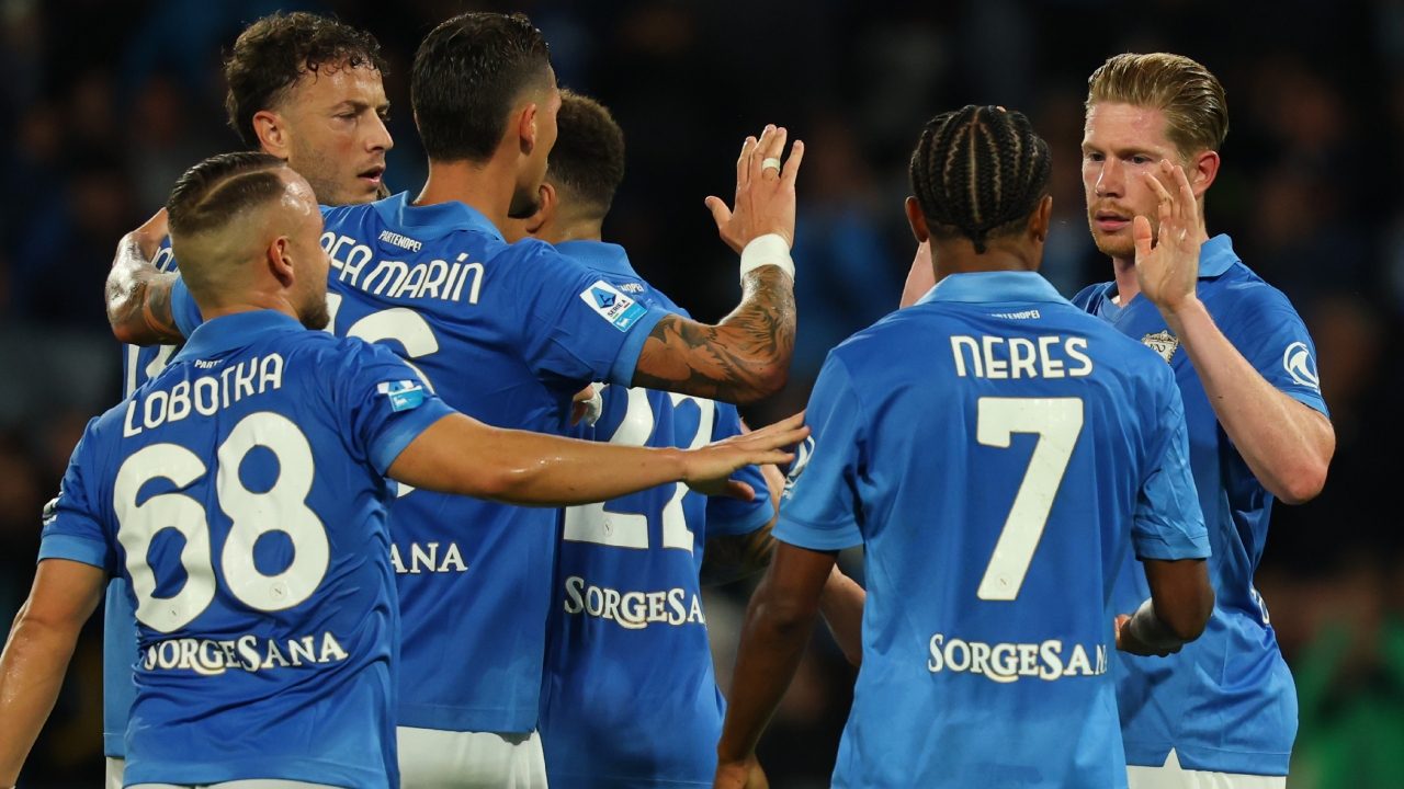 Allegri cambia modulo e il Napoli dà un bel segnale: Frosinone battuto 3-0 nel segno di De Bruyne