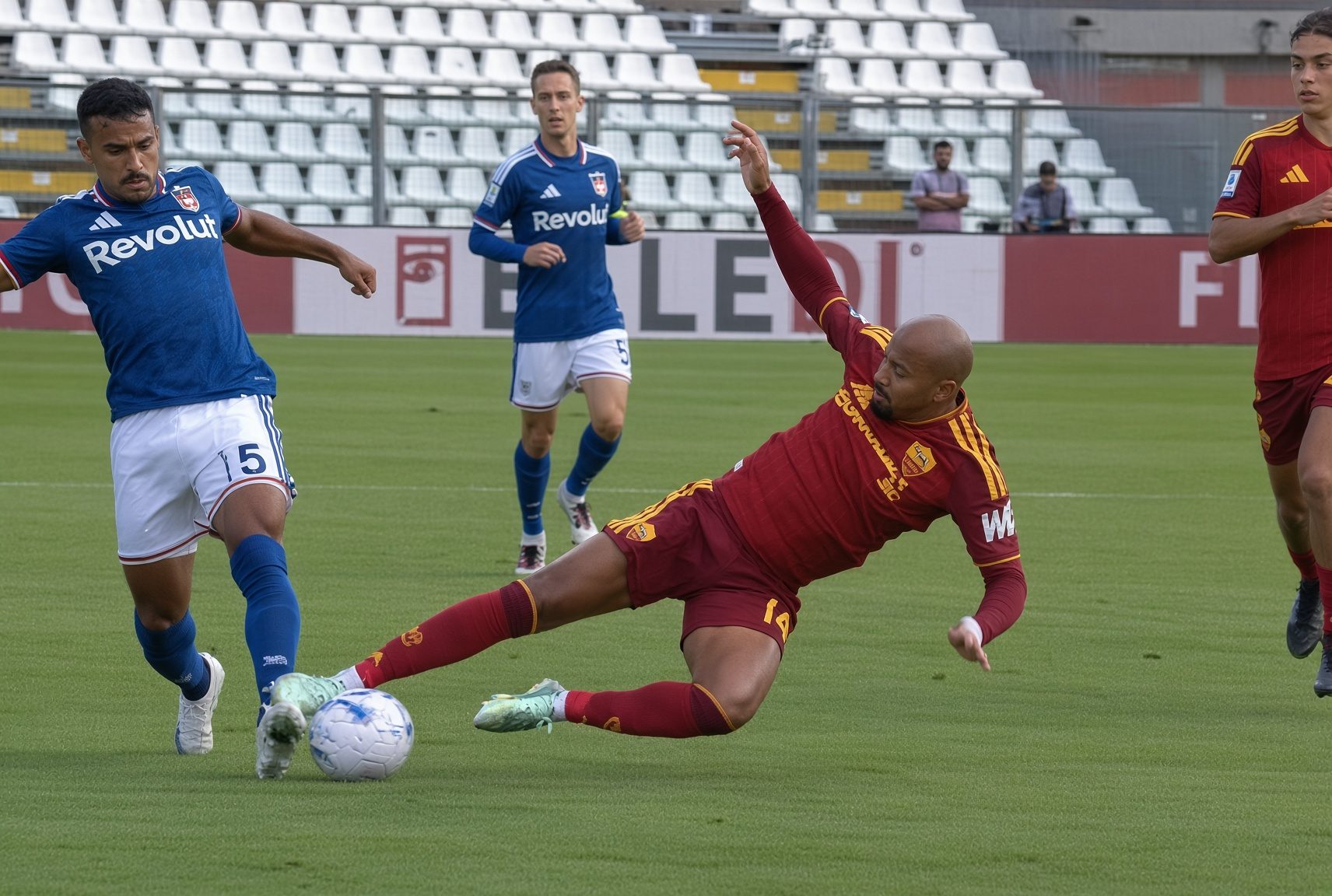 Malen squalificato per una giornata dopo il rosso diretto a Como: rientra per la sfida col Napoli