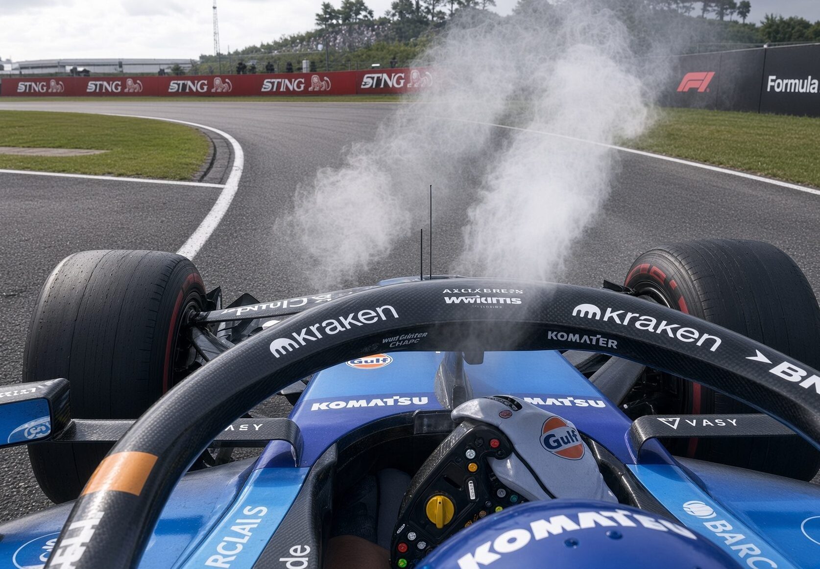 Sainz a oltre 200 km/h: a Sepang un pezzo d'asfalto colpisce la telecamera a pochi centimetri dal casco