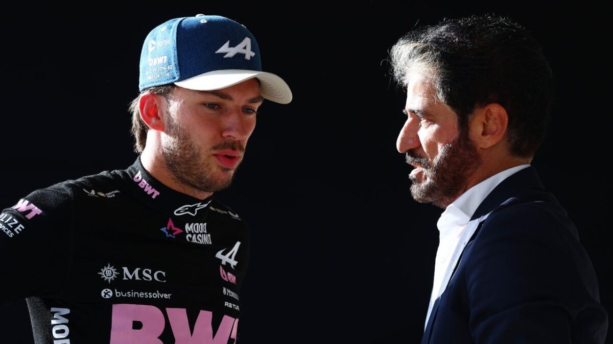 Pierre Gasly e il presidente della FIA Mohammed Ben Sulayem a colloquio nel paddock della Formula 1.
