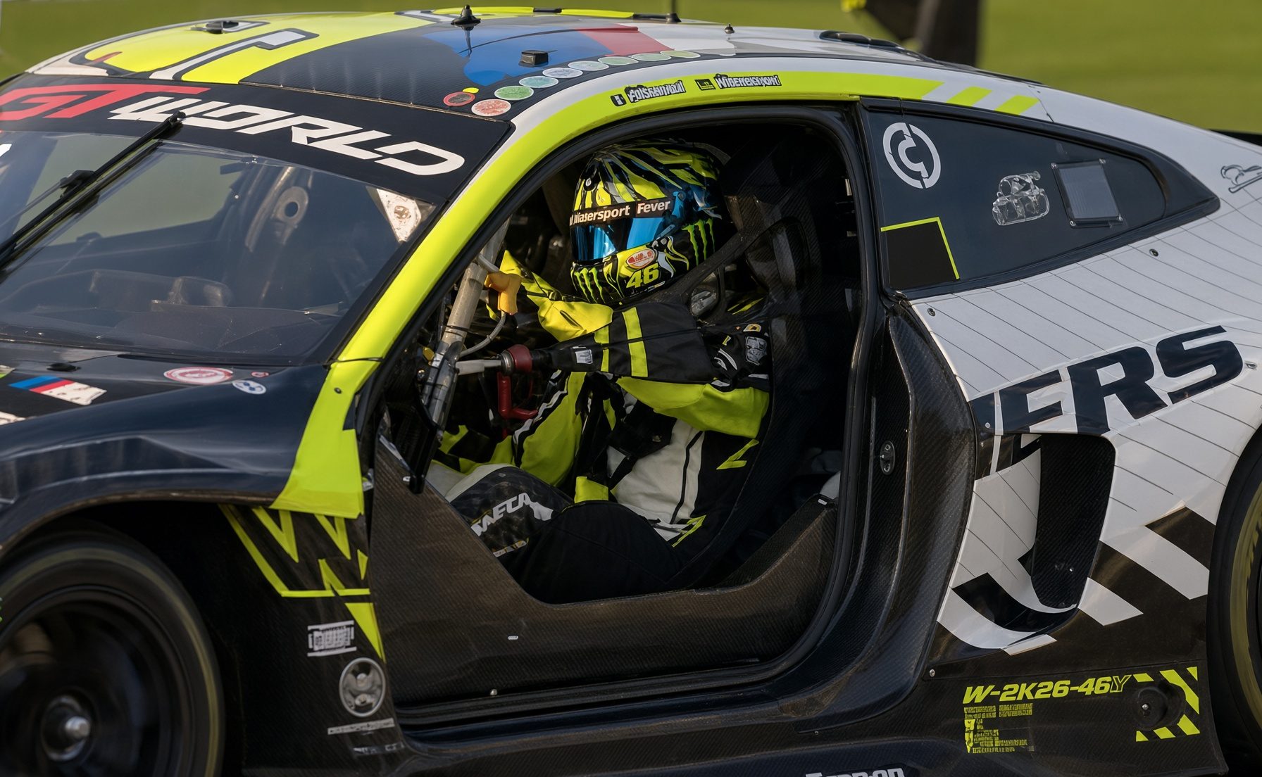 Valentino Rossi, che beffa a Barcellona: la BMW perde la portiera e lui gira così in pista