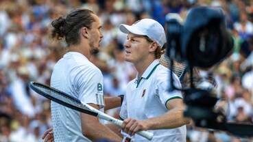 annik Sinner e Alexander Zverev si salutano dopo la finale di Wimbledon 2026, ultima partita disputata dall'italiano.