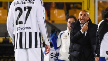 Luciano Spalletti si rivolge a Nick Woltemade durante Lecce-Juventus.