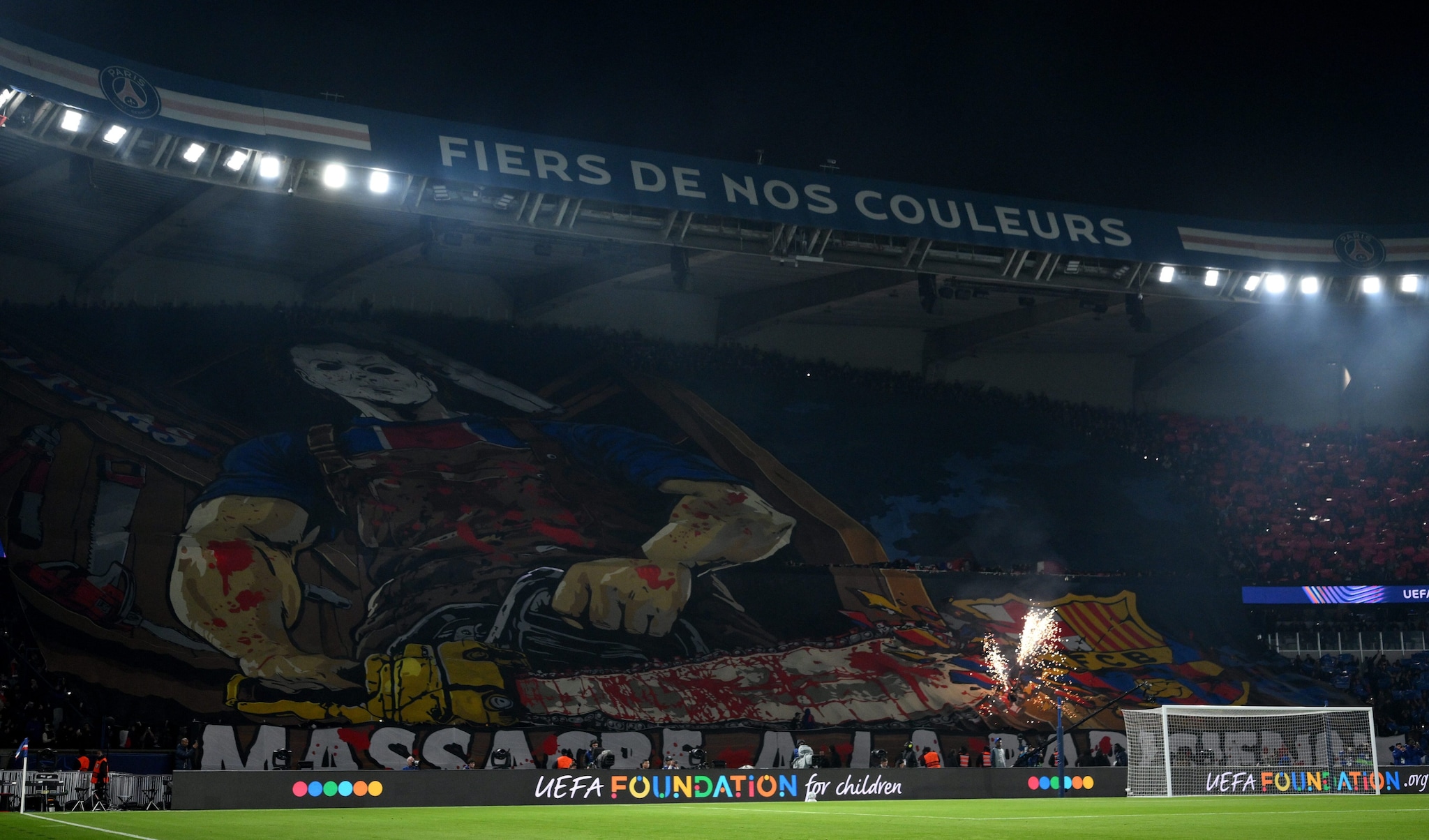 PSG denunciato dal Barcellona per lo striscione della motosega in Champions: pesa il precedente con l'Inter