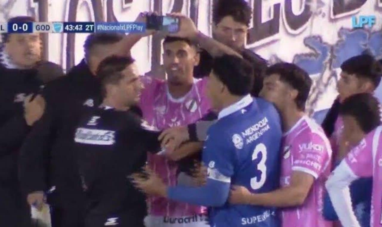 In Argentina un giocatore mostra all'arbitro il rigore sullo smartphone: è la moviola in campo