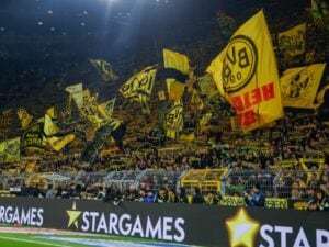 Il Borussia Dortmund premia i tifosi senza smartphone