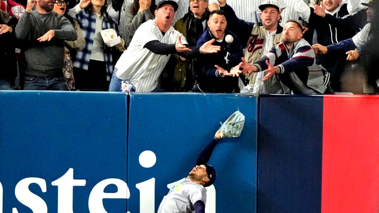 Tifoso degli Yankees intercetta la palla, danneggia la sua squadra e viene espulso dallo stadio