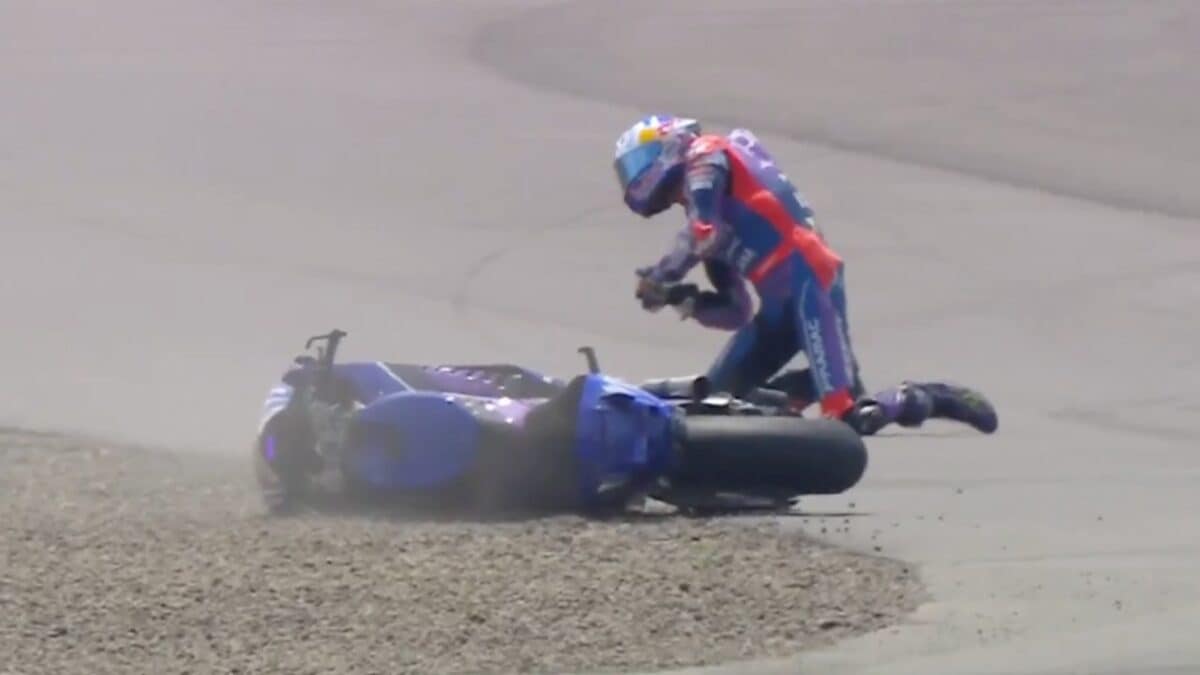 Toprak Razgatlioglu accanto alla sua Yamaha caduta nella ghiaia durante le FP2 del GP d'Indonesia MotoGP 2026, dopo l'incidente in cui si è lussato la spalla destra.
