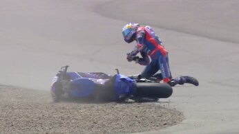 Toprak Razgatlioglu accanto alla sua Yamaha caduta nella ghiaia durante le FP2 del GP d'Indonesia MotoGP 2026, dopo l'incidente in cui si è lussato la spalla destra.