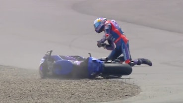 Toprak Razgatlioglu accanto alla sua Yamaha caduta nella ghiaia durante le FP2 del GP d'Indonesia MotoGP 2026, dopo l'incidente in cui si è lussato la spalla destra.