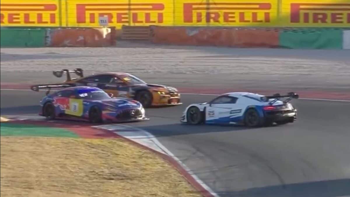 La Mercedes GT3 numero 3 di Max Verstappen accanto all'Audi numero 25 durante le prove a Portimao