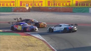 La Mercedes GT3 numero 3 di Max Verstappen accanto all'Audi numero 25 durante le prove a Portimao