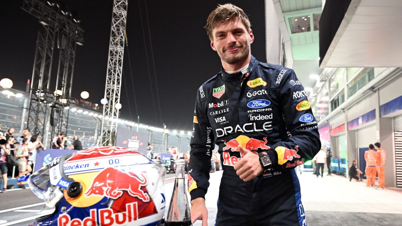 Max Verstappen a Singapore toglie la pole position alle Ferrari: Leclerc davanti a Hamilton