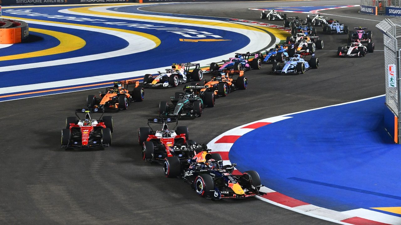 Verstappen domina a Singapore, Leclerc salva la Ferrari: Antonelli sul podio, Hamilton crolla nel finale