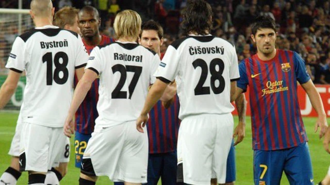 Due morti suicidi e uno di SLA: la tragica storia della foto di Viktoria Plzen-Barcellona