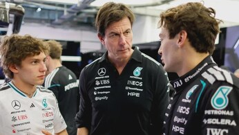 Toto Wolff parla con George Russell mentre Kimi Antonelli li osserva nel box Mercedes.