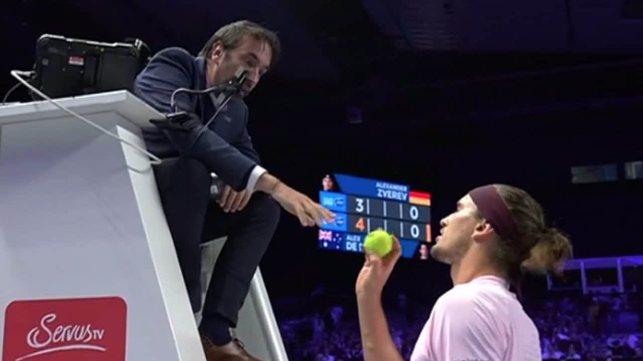 Zverev perde e si lamenta per le palline con l'arbitro: "Pensi sia normale usarle per giocare a tennis"