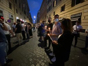Anche il collega Andrea Varriale, al centro, presente alla fiaccolata