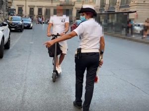 Una vigilessa ferma un ragazzo sul monopattino – foto Polizia Locale di Roma Capitale
