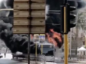 Bus in fiamme su viale Regina Margherita – Foto Twitter