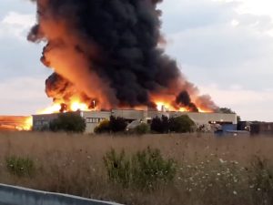 Incendio in un capannone dei rifiuti ad Aprilia – Foto Facebook