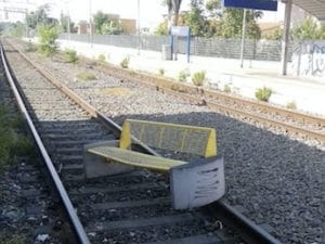 La panchina gettata sui binari alla stazione di Pavona
